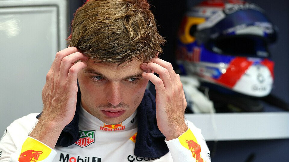 Max Verstappen steht beim Formel-1-Rennen in Singapur in der Red-Bull-Garage und denkt nach. Max Verstappen steht beim Formel-1-Rennen in Singapur in der Red-Bull-Garage und denkt nach.