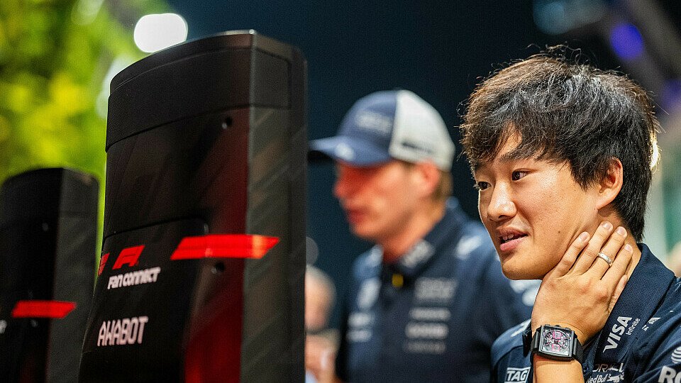 Yuki Tsunoda betritt das Fahrerlager der Formel 1 in Singapur