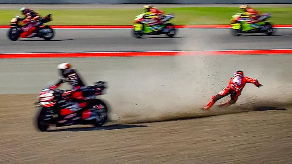 Marco Bezzecchi und Marc Marquez kollidieren Marco Bezzecchi und Marc Marquez kollidieren