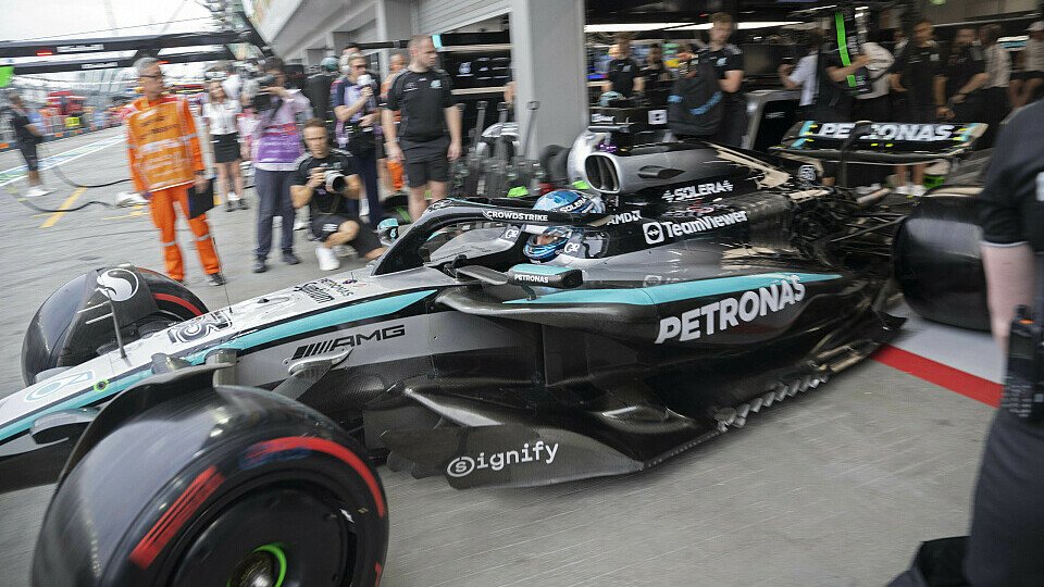 George Russell (Mercedes) fährt beim Formel-1-GP in Singapur 2025 aus der Garage