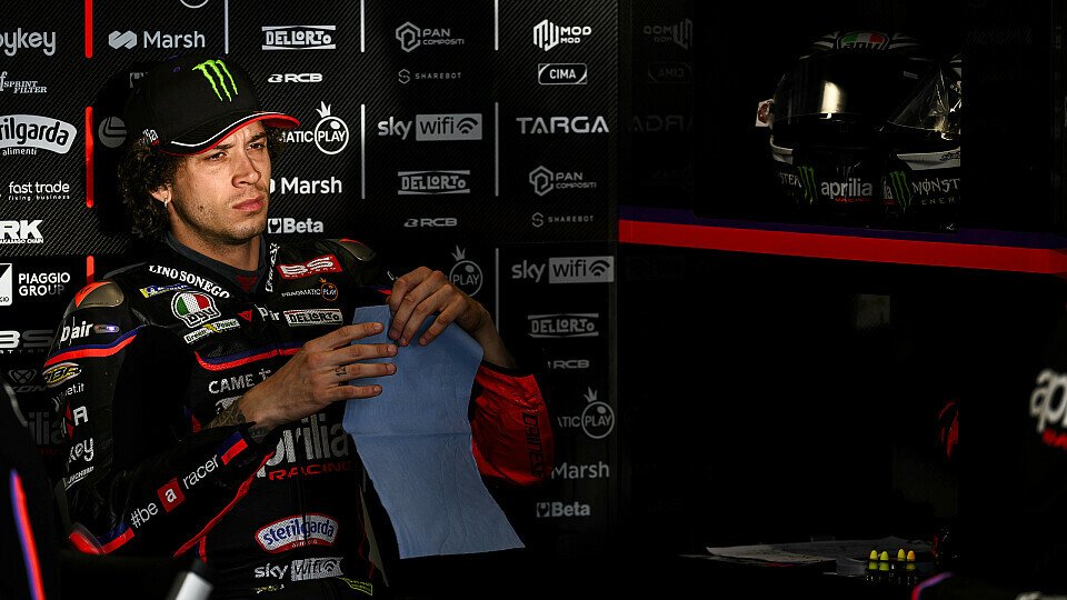 Marco Bezzecchi sitzt in der Aprilia-Box