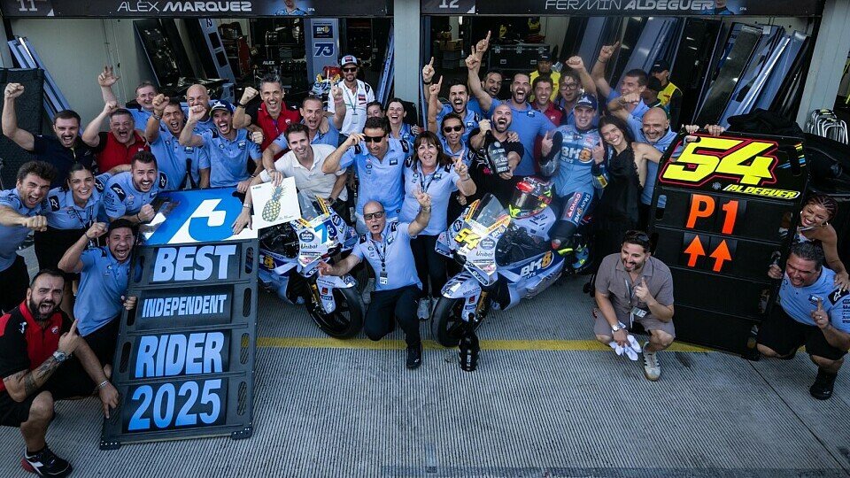 Das Gresini-Team feiert den Debütsieg von Fermin Aldeguer Das Gresini-Team feiert den Debütsieg von Fermin Aldeguer