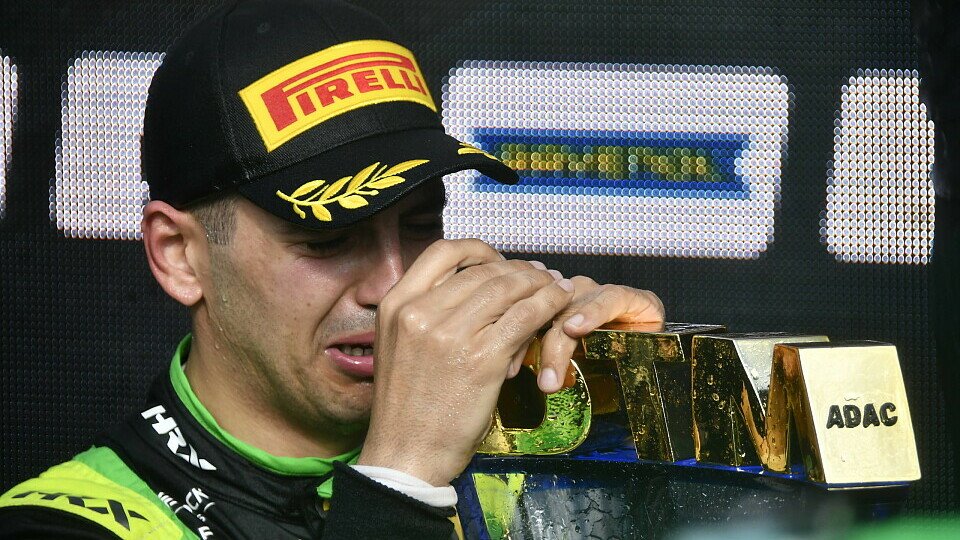 Ayhancan Güven nach seinem DTM-Titelgewinn 2025 Ayhancan Güven nach seinem DTM-Titelgewinn 2025