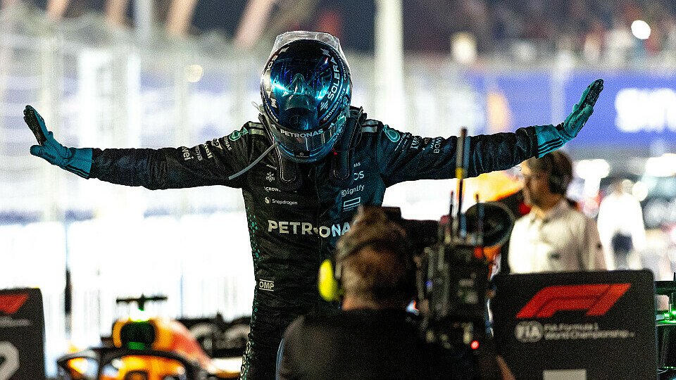 George Russell macht seine berühmte T-Pose nach seinem Sieg in Singapur George Russell macht seine berühmte T-Pose nach seinem Sieg in Singapur