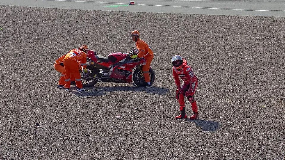 Marc Marquez im Kiesbett nach seiner Kollision mit Marco Bezzecchi