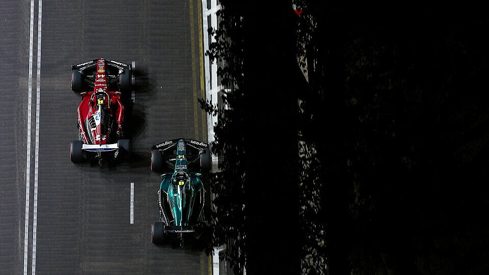 Lewis Hamilton Seite an Seite mit Fernando Alonso auf der Strecke