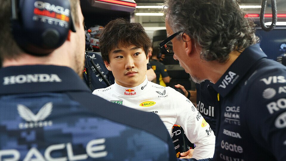 Yuki Tsunoda in der Red Bull Box mit Teamchef Laurent Mekies