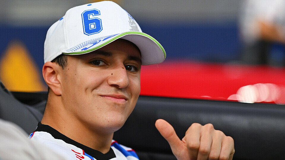 Isack Hadjar bei der Fahrerparade in Singapur Isack Hadjar bei der Fahrerparade in Singapur