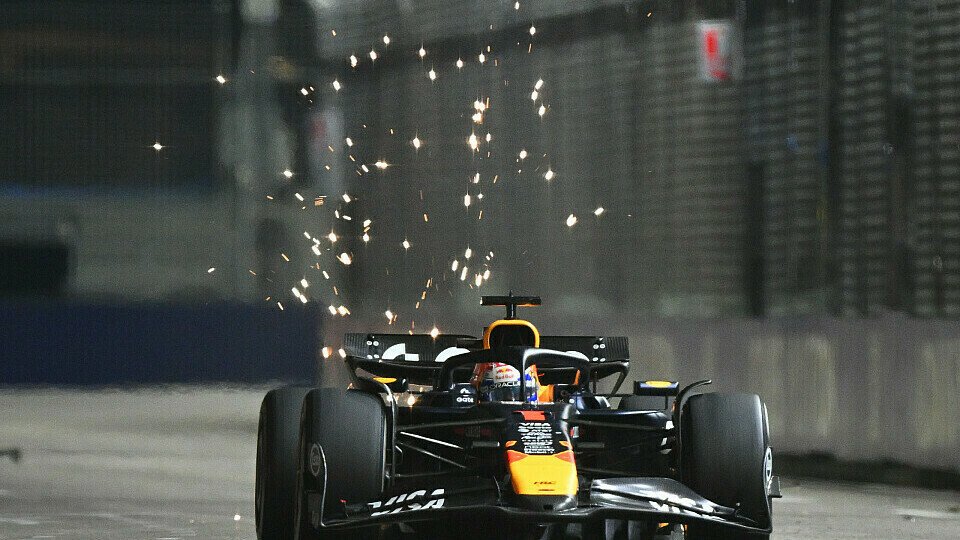 Max Verstappen in seinem Red Bull auf der Strecke in Singapur