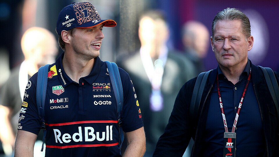 Max Verstappen und sein Vater Jos im Fahrerlager Max Verstappen und sein Vater Jos im Fahrerlager