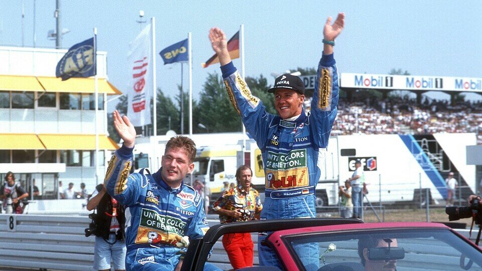 Michael Schumacher und sein Benetton-Teamkollege Jos Verstappen bei einer Fahrerparade 1994 Michael Schumacher und sein Benetton-Teamkollege Jos Verstappen bei einer Fahrerparade 1994