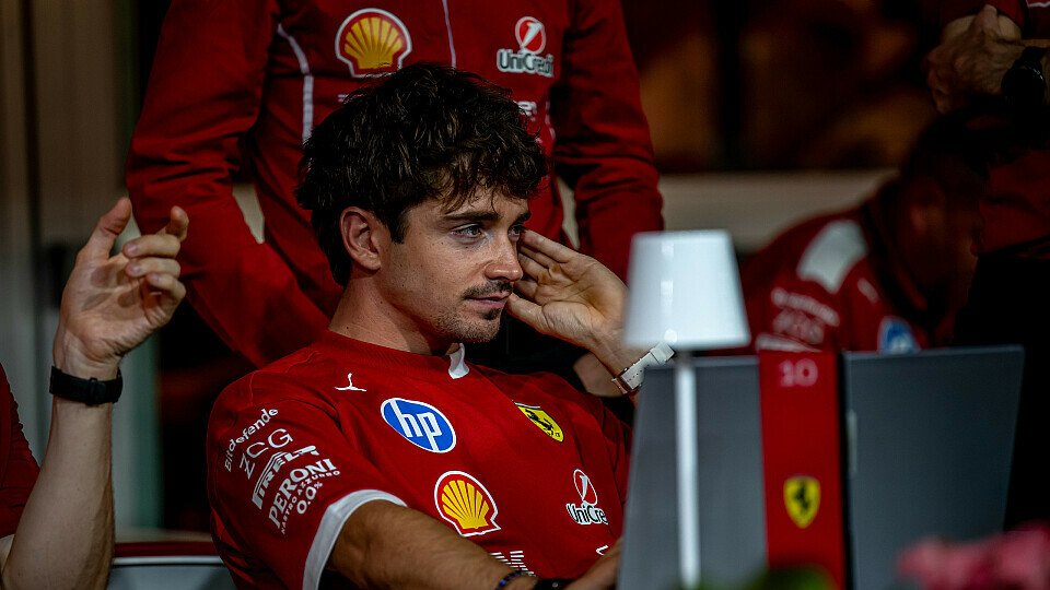 Charles Leclerc mit Ferrari-Personal in Singapur Charles Leclerc mit Ferrari-Personal in Singapur