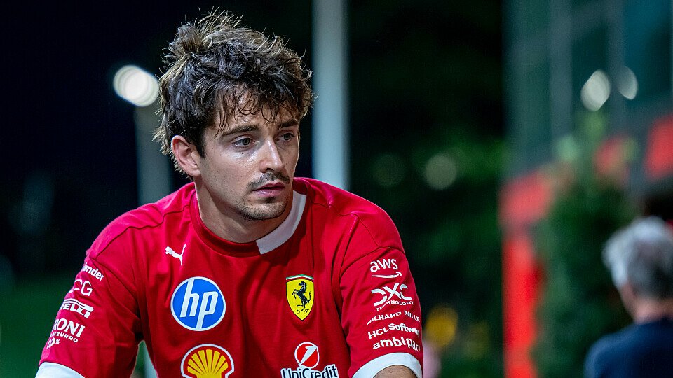 Charles Leclerc auf dem Fahrrad bei der Formel 1 in Singapur