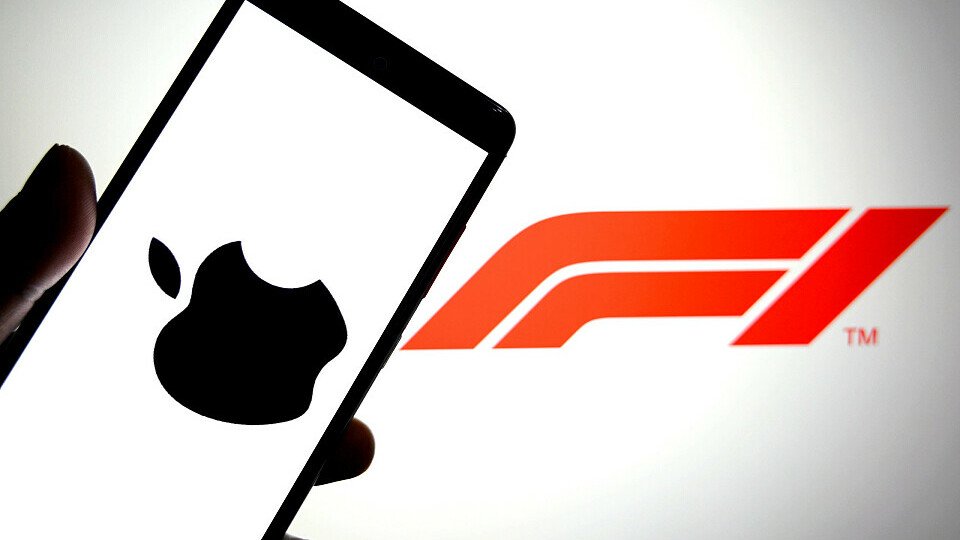 Ein Mobiltelefon mit einem Apple-Logo im Vordergrund, das Formel-1-Logo im Hintergrund