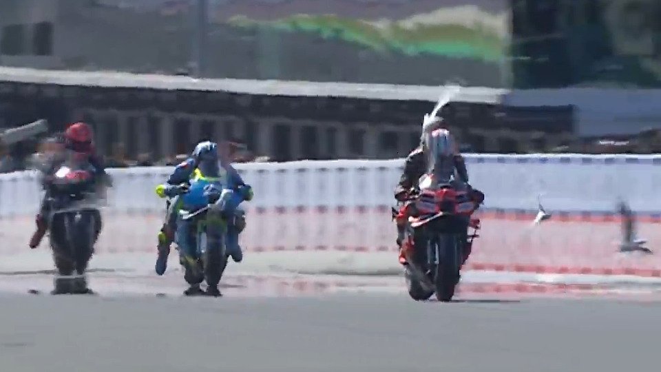 Marco Bezzecchi kollidierte beim Start des Sprints mit einer Seemöwe, Foto: MotoGP.com/Screenshot Marco Bezzecchi kollidierte beim Start des Sprints mit einer Seemöwe, Foto: MotoGP.com/Screenshot