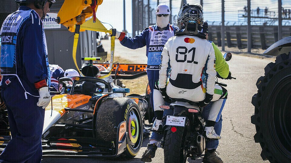 Oscar Piastri wird per Motorrad nach seinem Ausfall im Sprint in Austin zurück in seine McLaren-Box gebracht Oscar Piastri wird per Motorrad nach seinem Ausfall im Sprint in Austin zurück in seine McLaren-Box gebracht