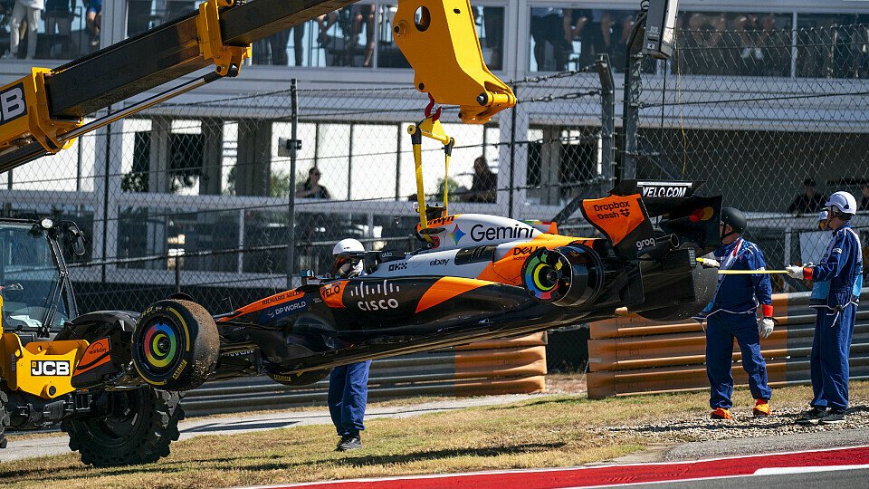 Lando Norris' MCL39 wird nach dem Startunfall im USA-Sprint abgeschleppt
