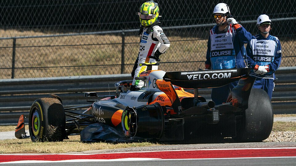 Lando Norris steigt aus seinem kaputten McLaren
