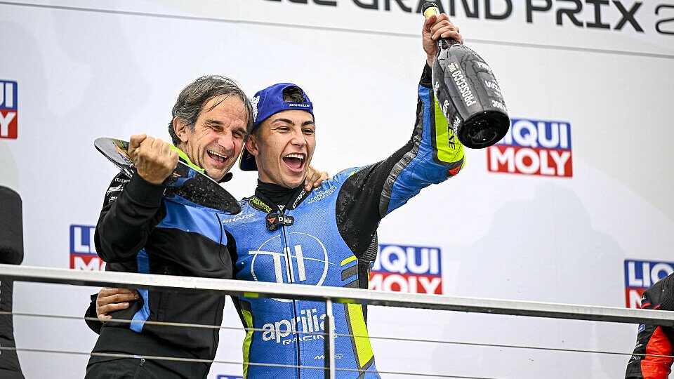 Raul Fernandez und Davide Brivio feiern den ersten Sieg des Trackhouse-Teams
