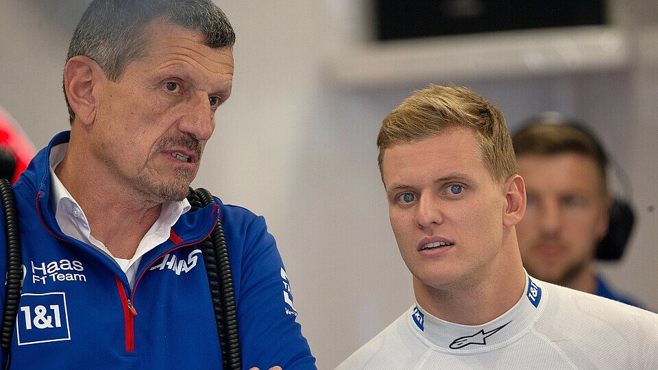 Günther Steiner und Mick Schumacher (beide Haas) beim Formel-1-GP in Zandvoort (Niederlande) 2025