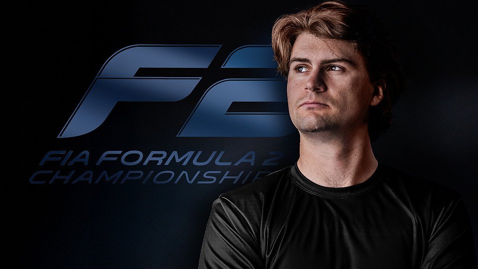 Colton Herta vor dem Logo der Formel 2