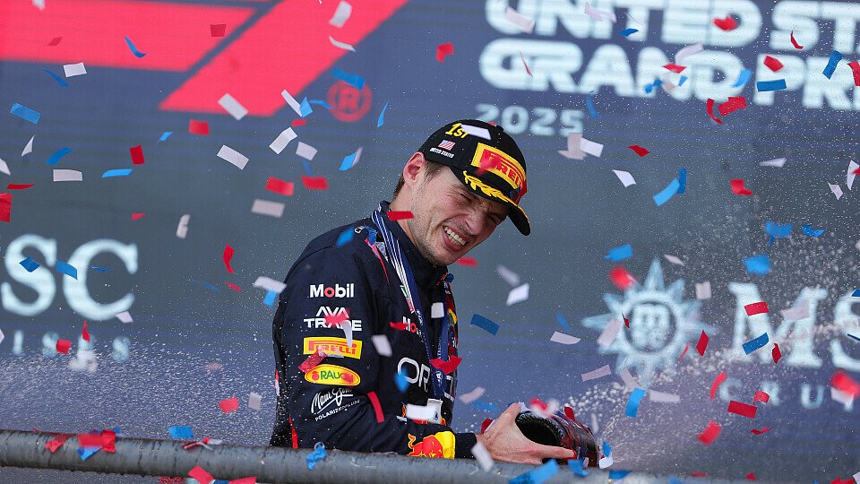 Max Verstappen feiert den Sieg in Austin auf dem Podium