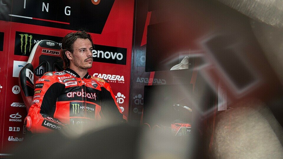Nicolo Bulega sitzt in der Ducati-Box
