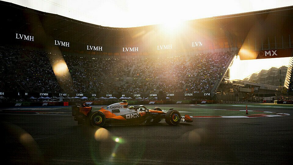 Lando Norris fährt beim Training der Formel 1 in Mexiko mit seinem McLaren durch das Stadion.