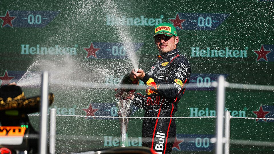 Max Verstappen jubelt nach dem Mexiko-GP auf dem Podium
