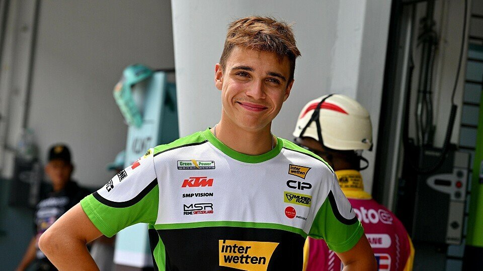 Noah Dettwiler steht lächelnd in der Boxengasse von Sepang