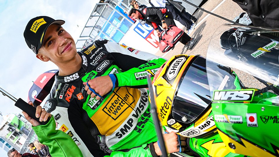 Noah Dettwiler steht lächelnd in der Startaufstellung Noah Dettwiler steht lächelnd in der Startaufstellung