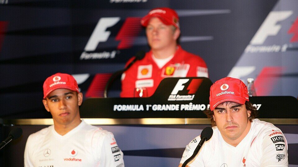 Fernando Alonso in der Pressekonferenz neben Teamkollegen und WM Konkurrenten Lewis Hamilton und Kimi Räikkönen