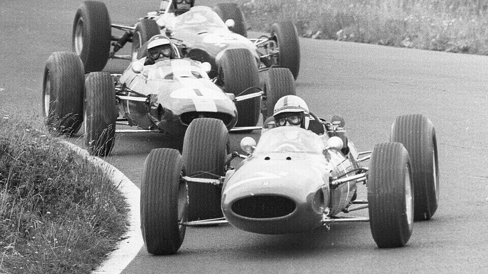 John Surtees im Ferrari 158 vor Jim Clark (LOTUS) und Dan Gurney (Brabham)