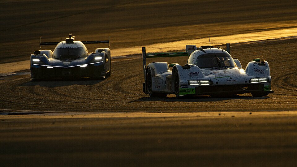 Zwei Porsche auf dem Bahrain International Circuit