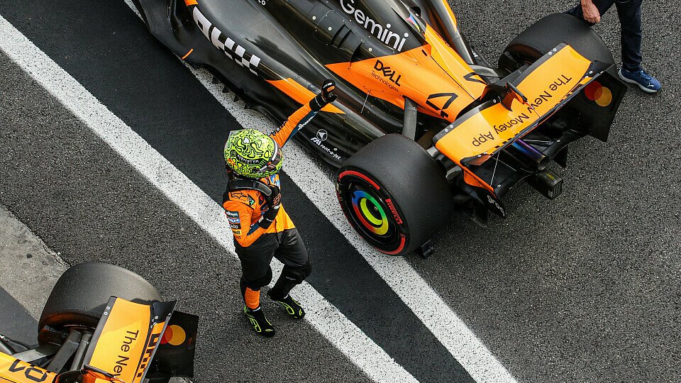 Lando Norris neben seinem McLaren nachdem er die Sprint-Pole in Brasilien geholt hat