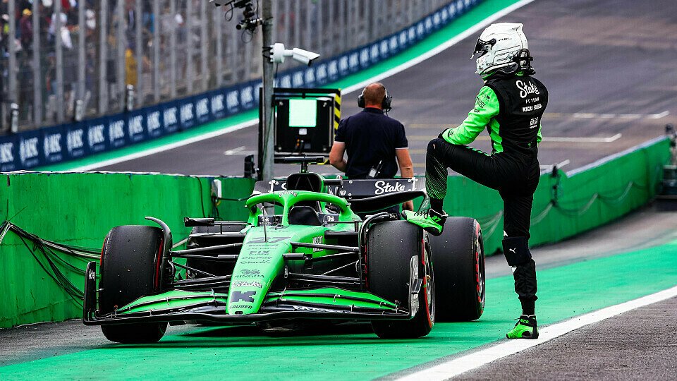 Nico Hülkenberg nach dem Sprint-Qualifying von Brasilien neben seinem Sauber