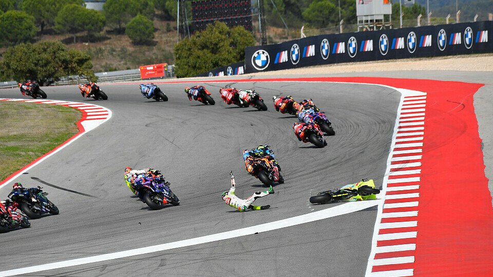 Franco Morbidelli stürzte in Folge einer Kollision im Portugal-GP, Foto: IMAGO / IPA Sport