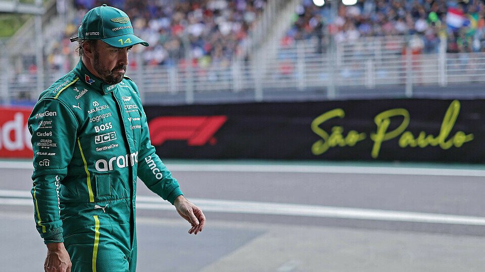 Fernando Alonso marschiert durch die Boxengasse