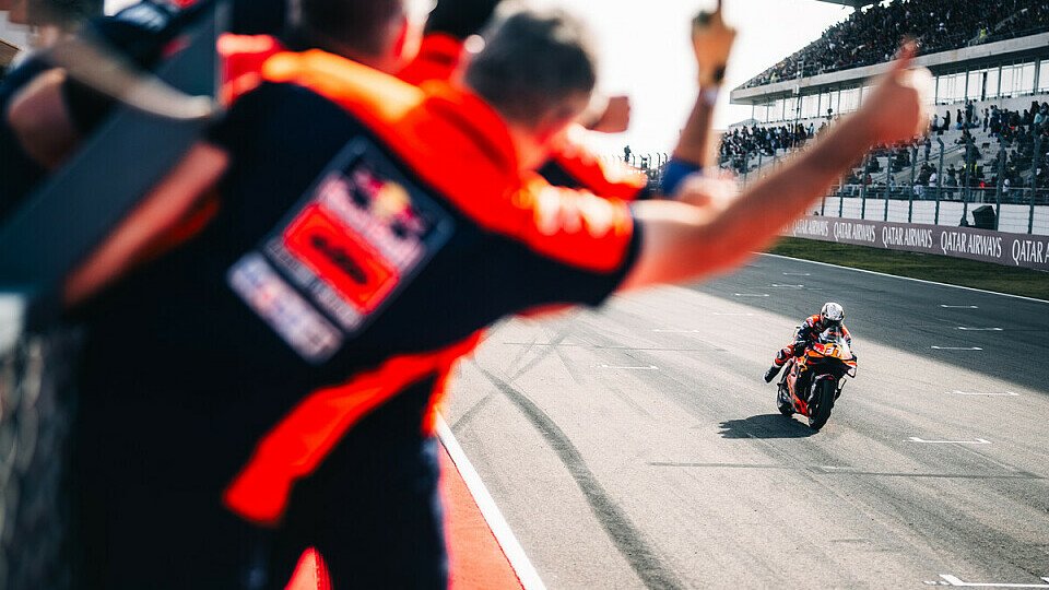 Pedro Acosta durfte 2025 viel jubeln, aber nicht über einen Rennsieg, Foto: KTM Media