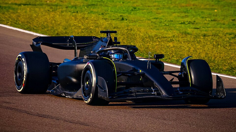 Sergio Perez in einem komplett schwarzen geliehenen Ferrari SF-23 beim ersten F1-Test von Cadillac