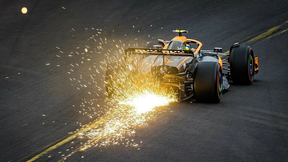 Funkenflug hinter dem McLaren von Lando Norris Funkenflug hinter dem McLaren von Lando Norris