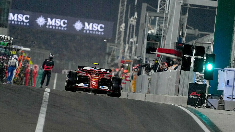 Carlos Sainz (Ferrari) in der Boxengasse beim Formel-1-GP in Katar 2024