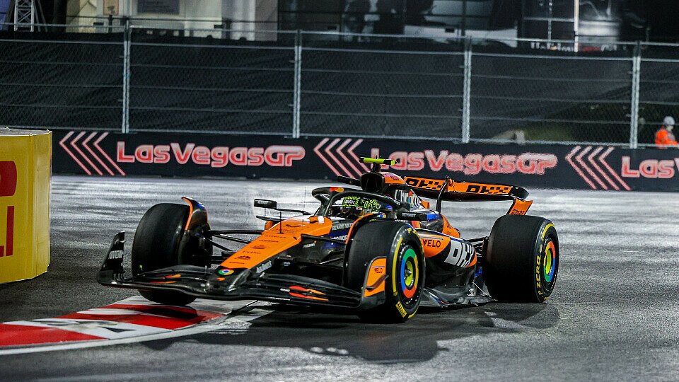 Lando Norris im McLaren fährt auf dem Las Vegas Strip Circuit