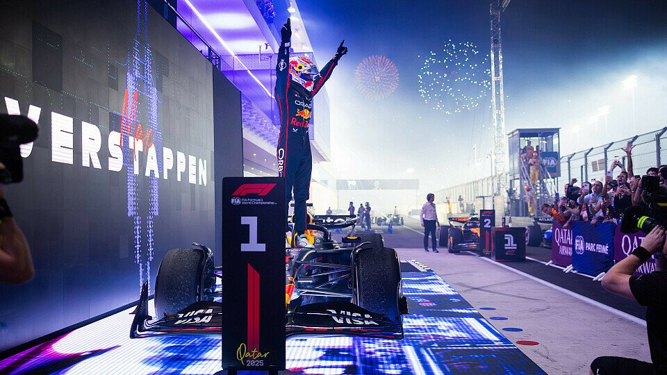 Max Verstappen feiert seinen Sieg in Katar. Max Verstappen feiert seinen Sieg in Katar.
