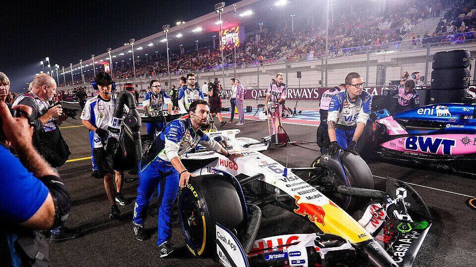 Der Racing Bull von Isack Hadjar auf dem Weg in die Startaufstellung beim Katar-GP 2025 auf dem Lusail International Circuit