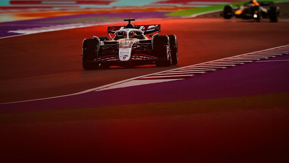 Esteban Ocon fährt in Katar vor einem Red Bull