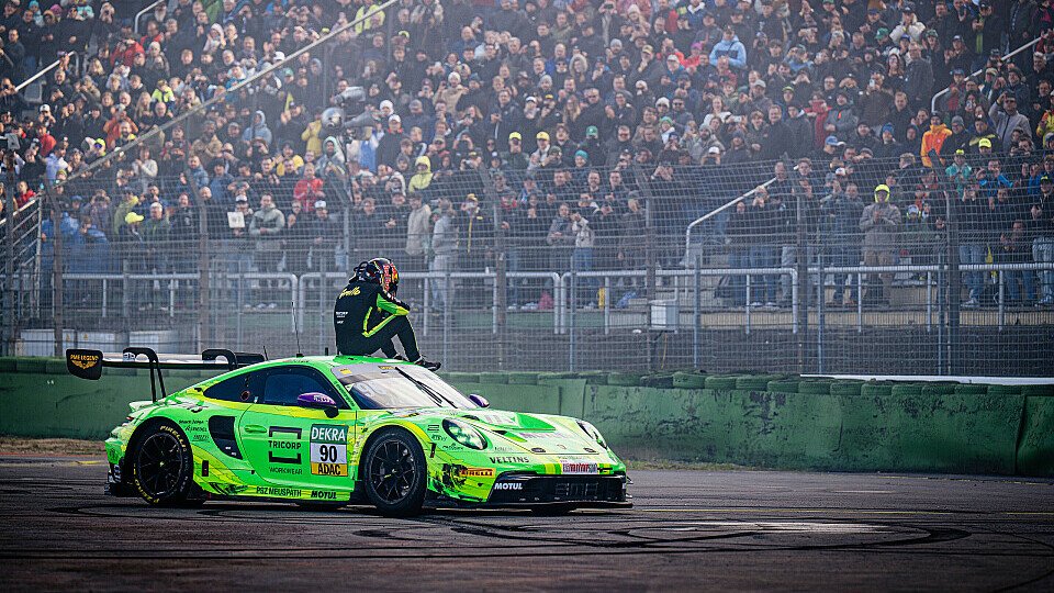 Ayhancan Güven feiert die DTM-Meisterschaft 2025 in Hockenheim
