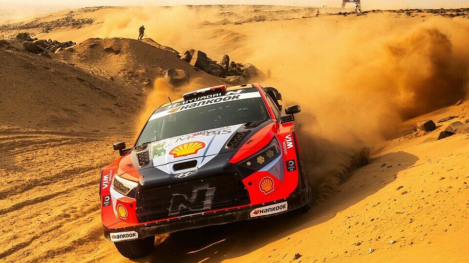 Thierry Neuville mit seinem Hyundai Shell Mobil World Rallye Team in Saudi-Arabien Thierry Neuville mit seinem Hyundai Shell Mobil World Rallye Team in Saudi-Arabien
