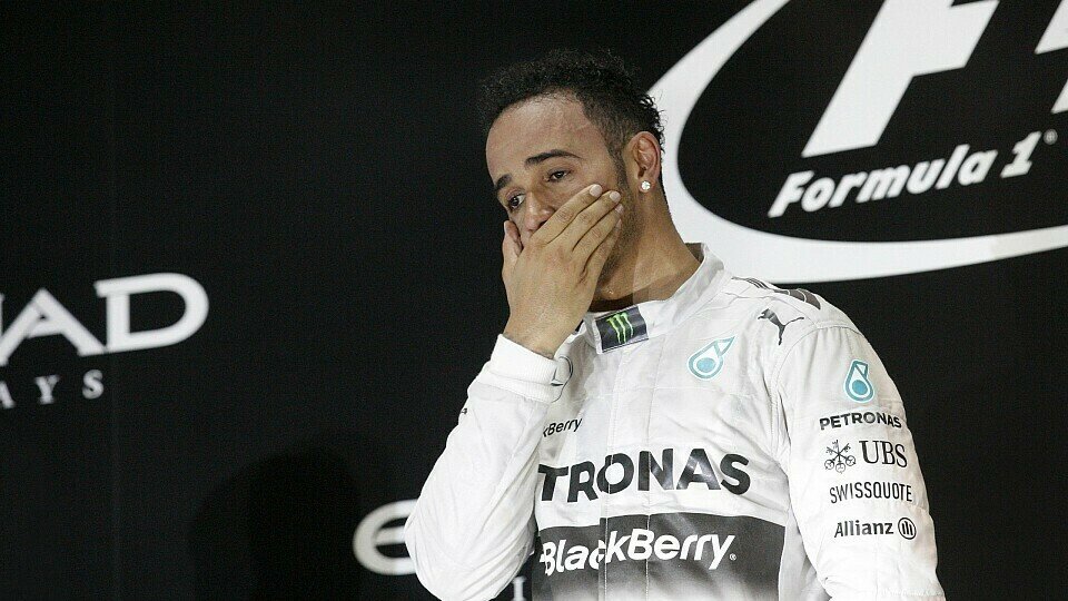 Lewis Hamilton auf dem Podium nach dem Titelgewinn 2014 in Abu Dhabi Lewis Hamilton auf dem Podium nach dem Titelgewinn 2014 in Abu Dhabi