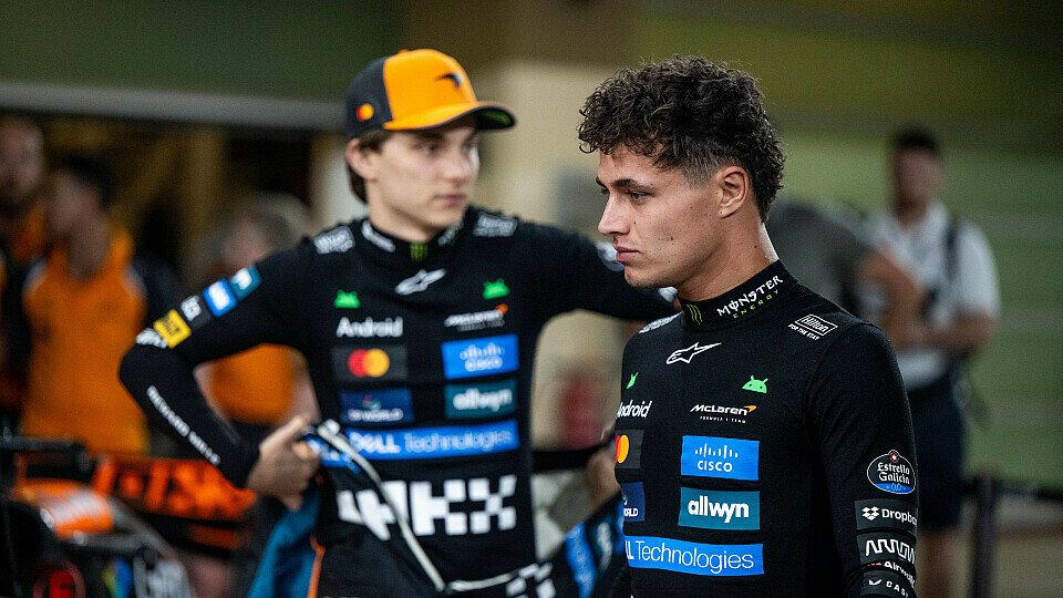 Oscar Piastri hinter Lando Norris beim Teamfoto von McLaren vor Abu Dhabi